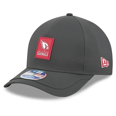 Casquette ajustable 9FORTY M-Crown 2025 Sideline pour homme New Era, couleur charbon, Arizona Cardinals