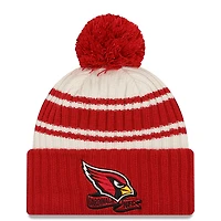 New Era Crème/Cardinal Arizona Cardinals 2022 Sideline pour homme - Bonnet sport en tricot à revers avec pompons