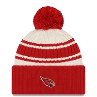 New Era Crème/Cardinal Arizona Cardinals 2022 Sideline pour homme - Bonnet sport en tricot à revers avec pompons