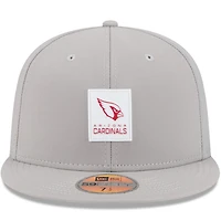 Casquette ajustée New Era grise Arizona Cardinals 2025 Sideline Quill Tech 59FIFTY pour homme