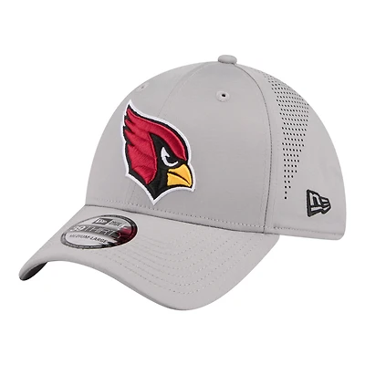 Casquette New Era Flex grise perforée Arizona Cardinals pour homme (modèle 39THIRTY).