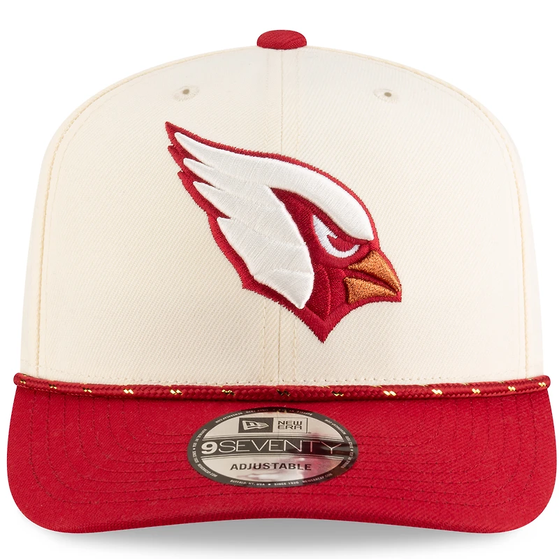 Casquette ajustable Sideline 9SEVENTY pour homme, collection Rivalités 2025, New Era Natural/Cardinal, Arizona Cardinals