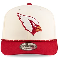 Casquette ajustable Sideline 9SEVENTY pour homme, collection Rivalités 2025, New Era Natural/Cardinal, Arizona Cardinals