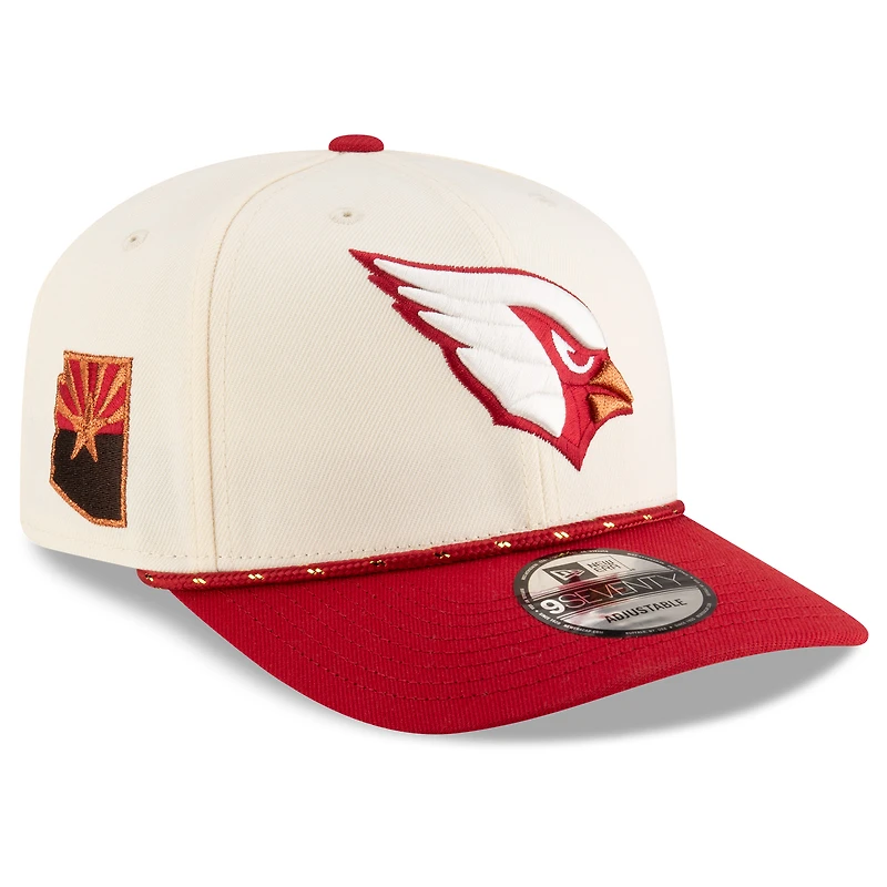 Casquette ajustable Sideline 9SEVENTY pour homme, collection Rivalités 2025, New Era Natural/Cardinal, Arizona Cardinals
