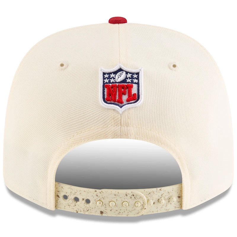 Casquette ajustable Sideline 9SEVENTY pour homme, collection Rivalités 2025, New Era Natural/Cardinal, Arizona Cardinals