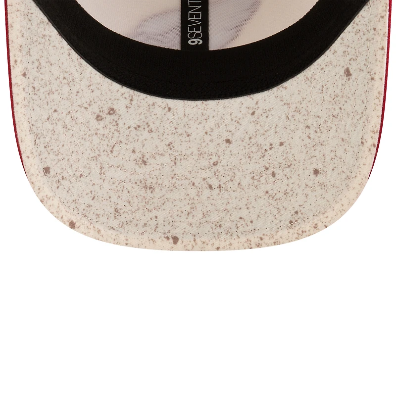 Casquette ajustable Sideline 9SEVENTY pour homme, collection Rivalités 2025, New Era Natural/Cardinal, Arizona Cardinals