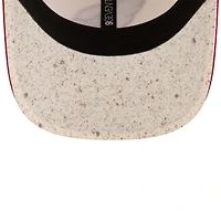 Casquette ajustable Sideline 9SEVENTY pour homme, collection Rivalités 2025, New Era Natural/Cardinal, Arizona Cardinals