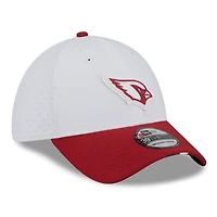Casquette 39THIRTY Flex New Era blanche/cardinale pour homme, camp d'entraînement NFL 2025 des Cardinals de l'Arizona