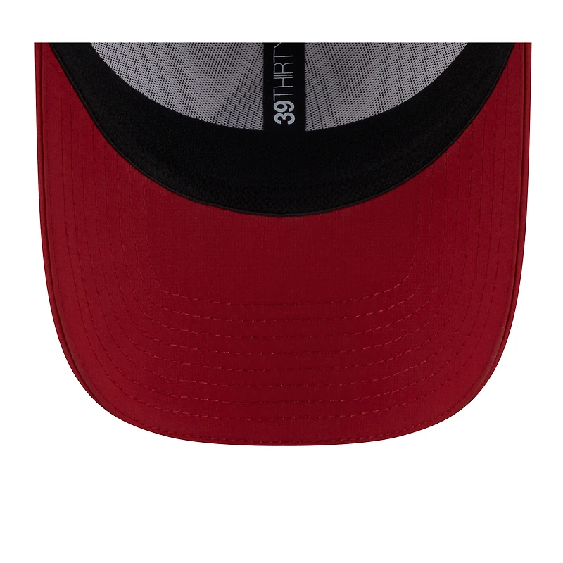 Casquette 39THIRTY Flex New Era blanche/cardinale pour homme, camp d'entraînement NFL 2025 des Cardinals de l'Arizona