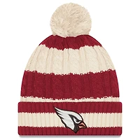Bonnet en tricot tressé à revers avec pompon pour femme New Era Natural Arizona Cardinals 2025 Rivalries Collection