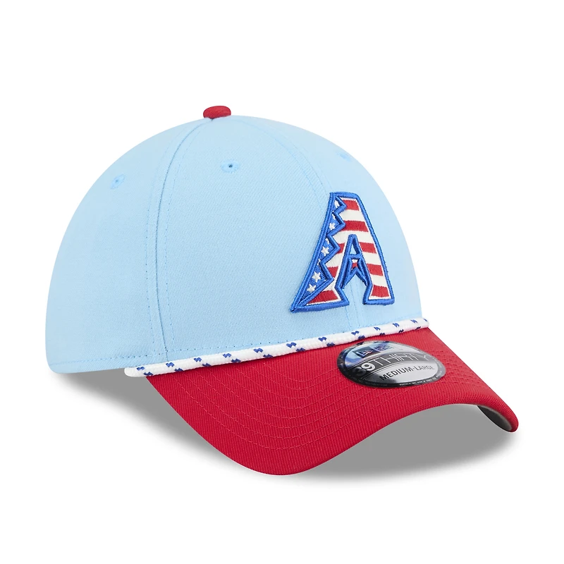Casquette New Era 39THIRTY Flex bleu clair/rouge pour homme, Arizona Diamondbacks, 4 juillet 2025