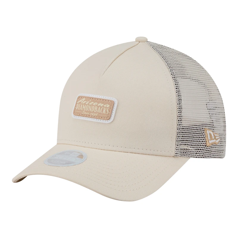 Casquette trucker ajustable New Era Arizona Diamondbacks beige clair pour femme, modèle 9FORTY M-Crown A-Frame, avec écusson ton sur ton et logo M-Crown.