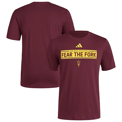 T-shirt d'avant-match adidas bordeaux pour homme, avec slogan des Sun Devils de l'Arizona State.