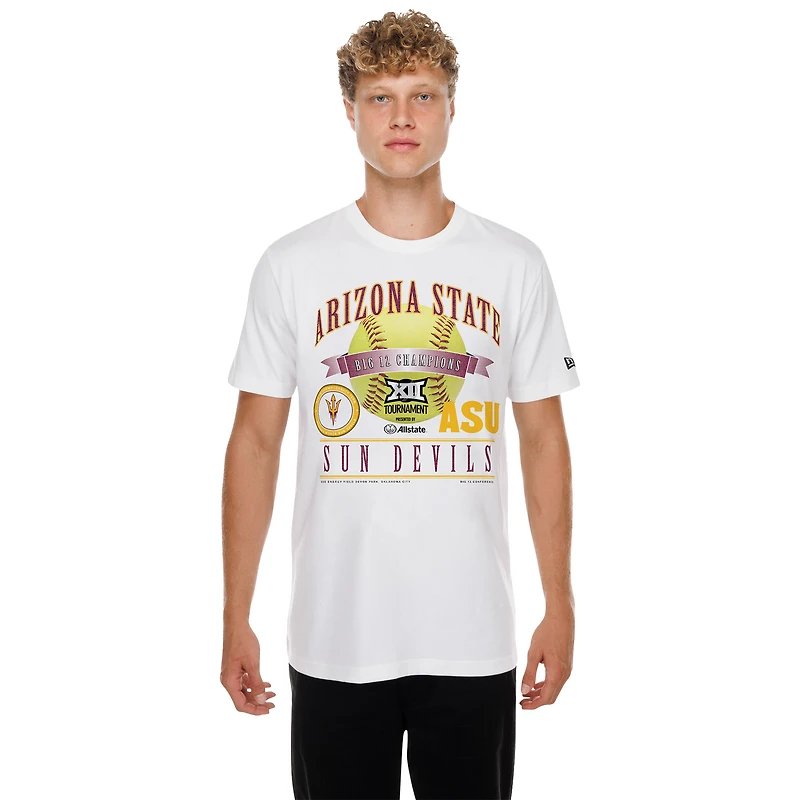T-shirt blanc New Era pour homme, collection « Arizona State Sun Devils 2026 Big 12 Softball Tournament Champions », inspiré des vestiaires.