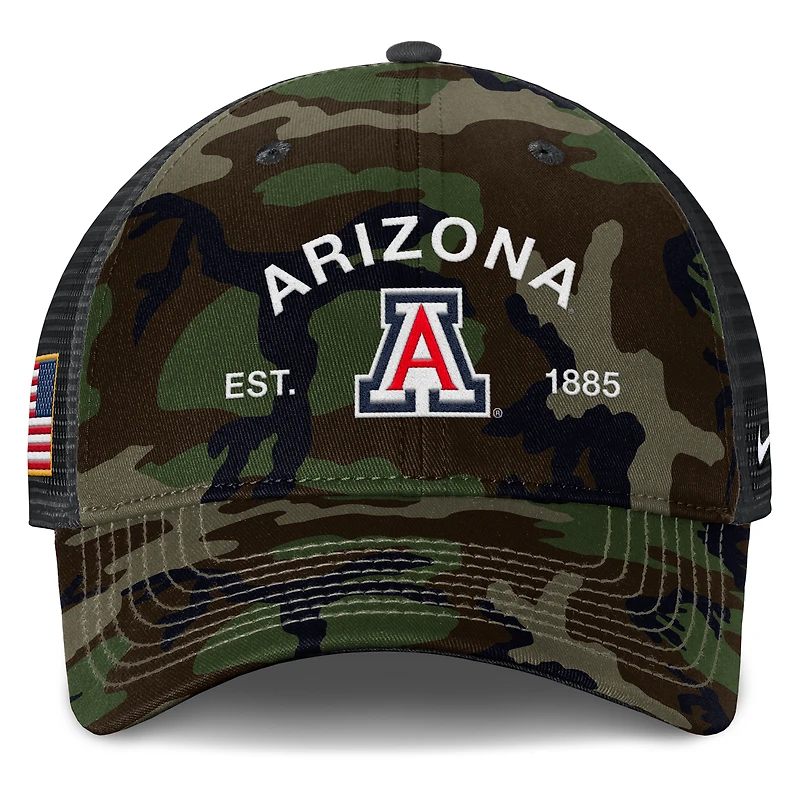 Casquette trucker ajustable Nike Camo Arizona Wildcats 2025 pour homme, en hommage aux militaires.