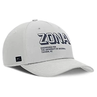 Casquette ajustable Nike grise Arizona Wildcats 2025 Sideline Dust Pinched Rise pour homme