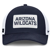 Casquette ajustable Nike bleu marine/blanc Arizona Wildcats 2025 On-Field Rise Patch Trucker pour homme