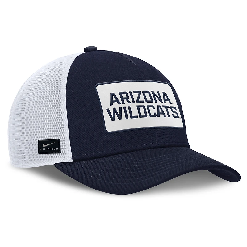 Casquette ajustable Nike bleu marine/blanc Arizona Wildcats 2025 On-Field Rise Patch Trucker pour homme