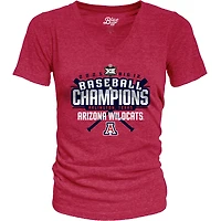 T-shirt col V bleu 84 rouge pour femme des Wildcats de l'Arizona, champions du tournoi baseball Big 12 2025, vestiaire