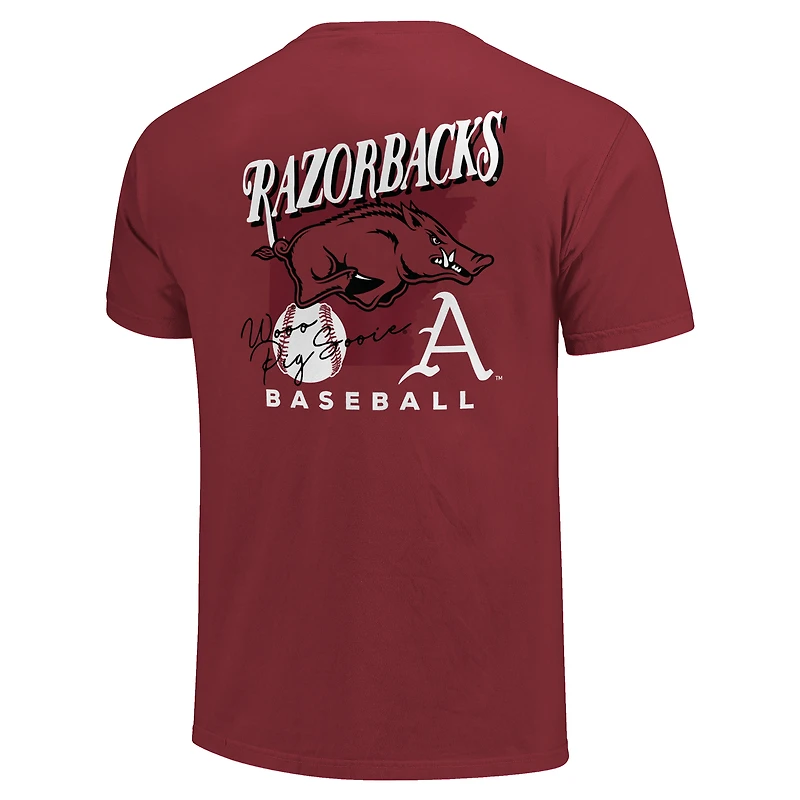 T-shirt de baseball pour homme avec mascotte dessinée des Arkansas Razorbacks, couleur rouge cramoisi