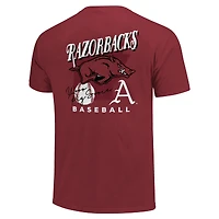 T-shirt de baseball pour homme avec mascotte dessinée des Arkansas Razorbacks, couleur rouge cramoisi