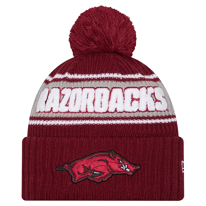 Bonnet en tricot à revers audacieux avec pompon pour homme New Era Cardinal Arkansas Razorbacks
