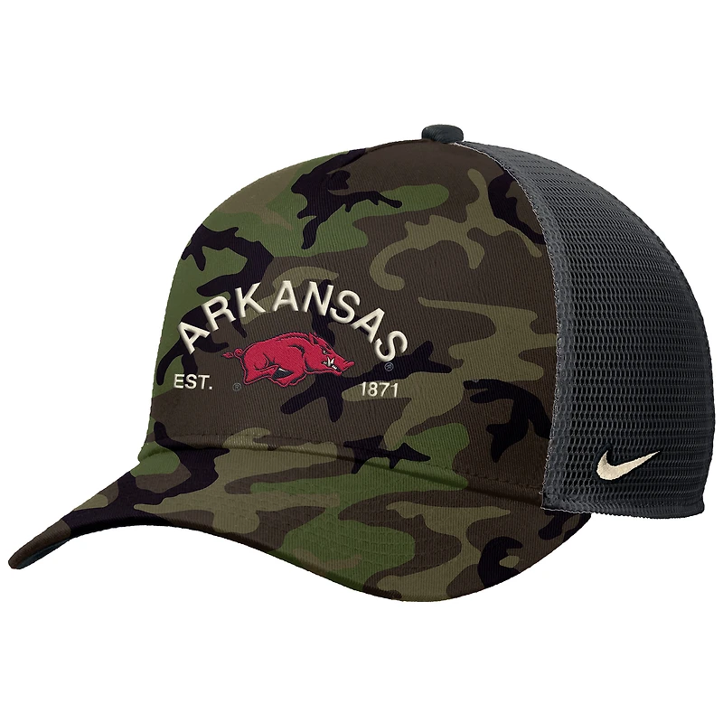 Casquette de camionneur ajustable Nike Camo Arkansas Razorbacks 2025 Military Appreciation Rise pour homme