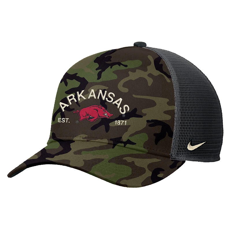 Casquette de camionneur ajustable Nike Camo Arkansas Razorbacks 2025 Military Appreciation Rise pour homme