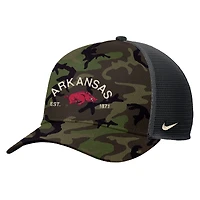 Casquette de camionneur ajustable Nike Camo Arkansas Razorbacks 2025 Military Appreciation Rise pour homme