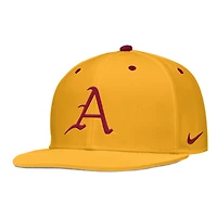 Casquette ajustée Nike Gold Arkansas Razorbacks 2025 On-Field True Dri-FIT pour homme