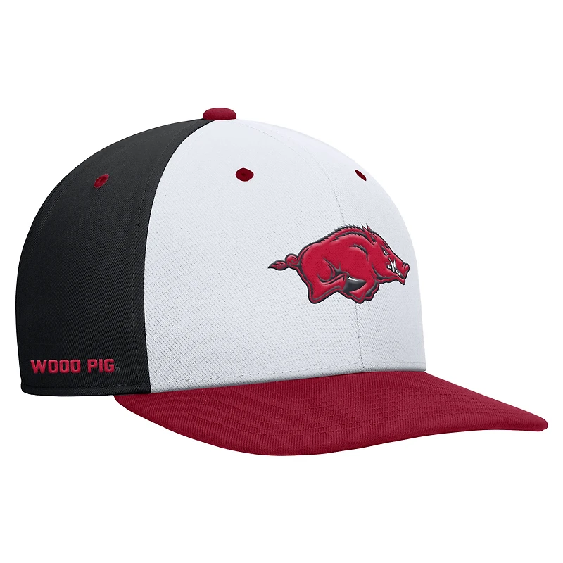 Casquette Nike Pro Performance Snapback pour homme Arkansas Razorbacks blanche/noire