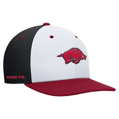 Casquette Nike Pro Performance Snapback pour homme Arkansas Razorbacks blanche/noire