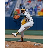 Photo de lanceur autographiée de Dennis Eckersley (Athletics), format 40,6 x 50,8 cm, avec inscription reprenant ses statistiques de carrière - Édition limitée n° 10/10