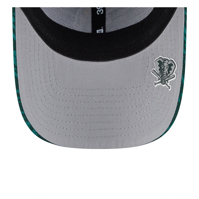 Men's New Era Green Athletics 2025 MLB Clubhouse 39THIRTY Flex Hat