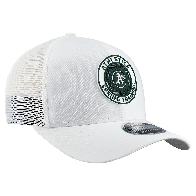 Casquette trucker ajustable New Era Athletics blanche pour homme, collection entraînement de printemps 2026, référence 9SEVENTY