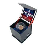 Balle de baseball en cristal des Braves d'Atlanta, champions de la Série mondiale de la MLB 2021, avec de la terre utilisée en match