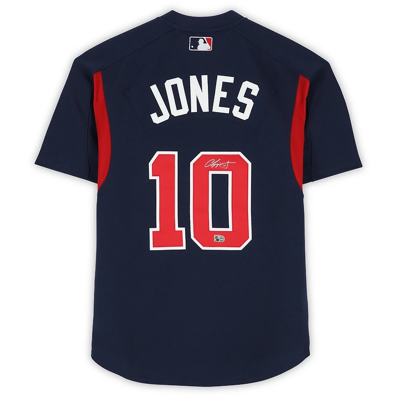 Maillot d'entraînement authentique Mitchell & Ness bleu marine autographié par Chipper Jones des Braves d'Atlanta