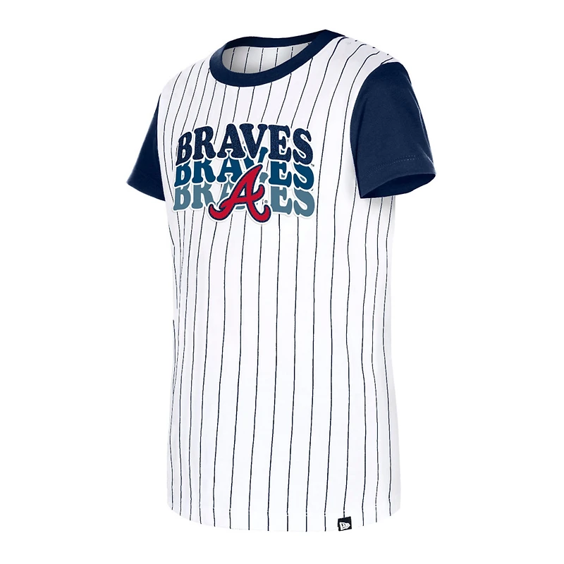 T-shirt blanc à fines rayures New Era pour jeunes filles des Atlanta Braves