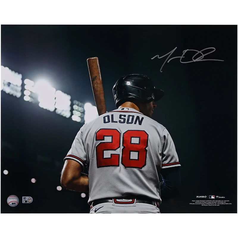 Maillot gris autographié de 16" x 20" de Matt Olson des Braves d'Atlanta avec photo de batte