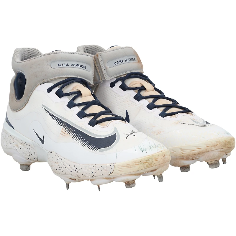 Chaussures Nike blanches/bleu marine dédicacées par Matt Olson des Braves d'Atlanta lors de la saison 2024 de la MLB - RG13339947-48