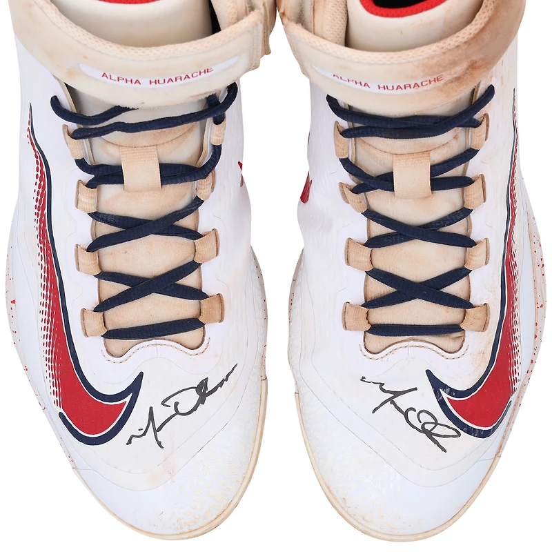 Chaussures Nike blanches et rouges dédicacées par Matt Olson des Braves d'Atlanta lors de la saison 2024 de la MLB - RG13339943-44