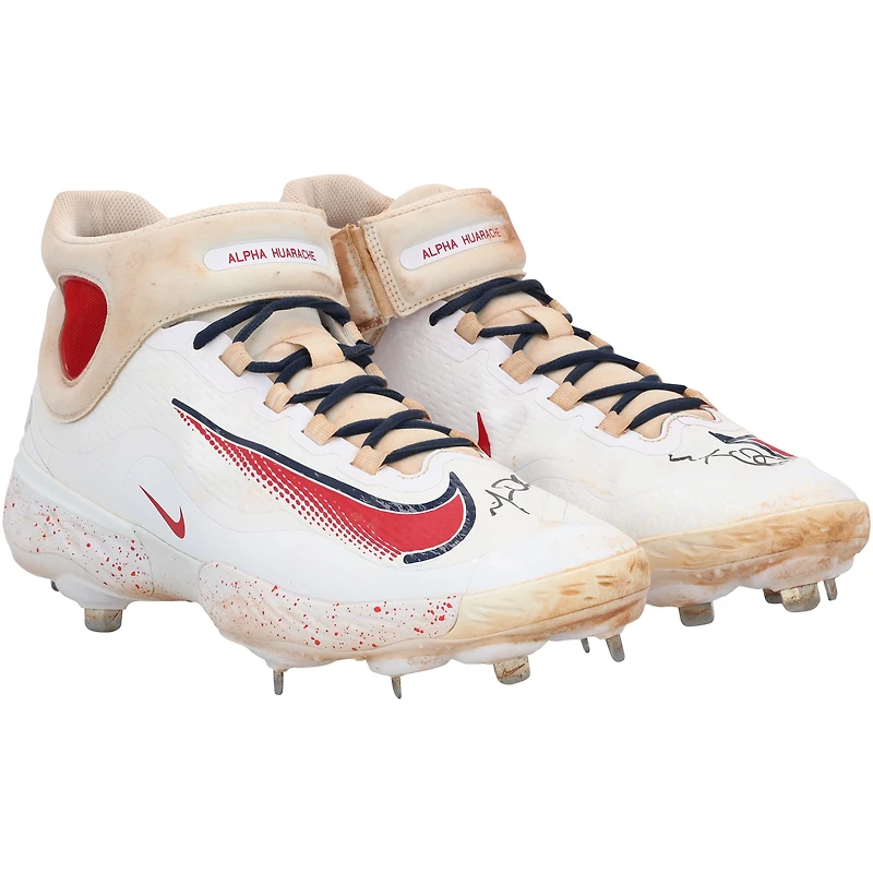 Chaussures Nike blanches et rouges dédicacées par Matt Olson des Braves d'Atlanta lors de la saison 2024 de la MLB - RG13339943-44
