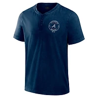 T-shirt Henley délavé bleu marine Atlanta Braves de la collection Darius Rucker pour homme par Fanatics