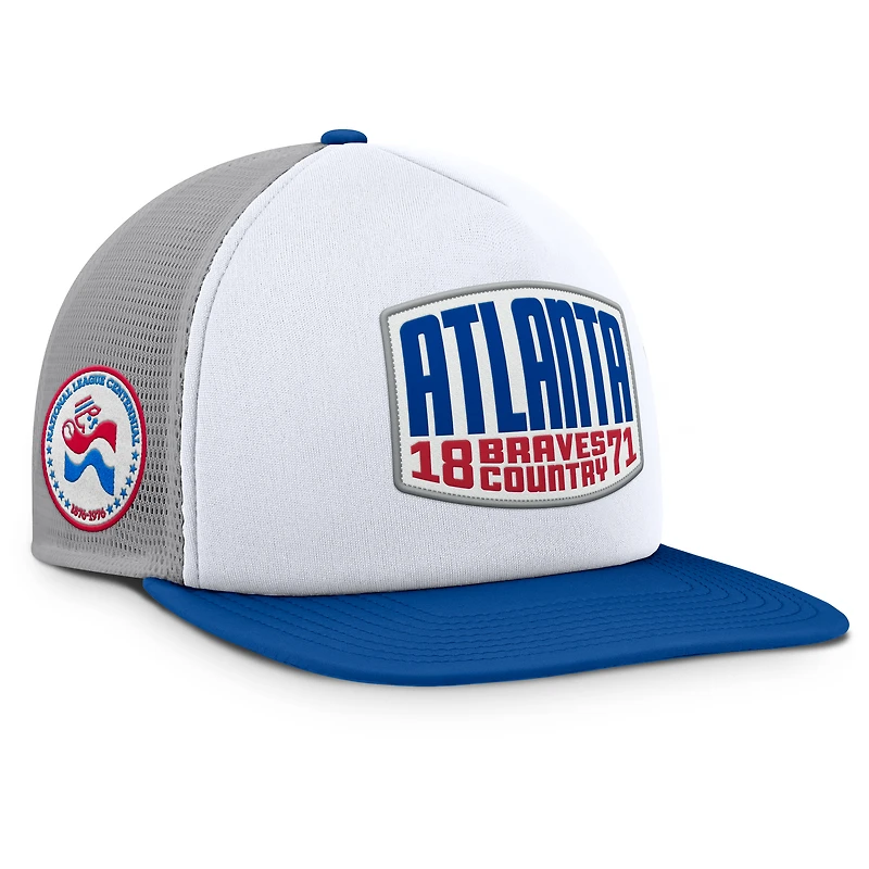 Casquette ajustable en mousse à écusson avant pour homme Fanatics des Braves d'Atlanta, gris/blanc