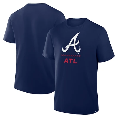T-shirt Fanatics bleu marine pour homme Atlanta Braves Clubhouse Legacy Side Swipe