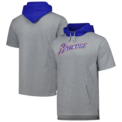 Sweat à capuche manches courtes Mitchell & Ness gris chiné pour homme, modèle Atlanta Braves Postgame.