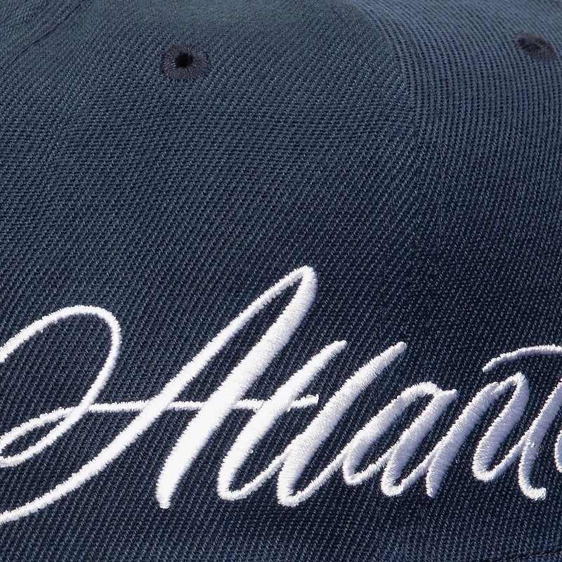 Casquette snapback Just Don x MLB Lux Script bleu marine pour homme de Mitchell & Ness Atlanta Braves