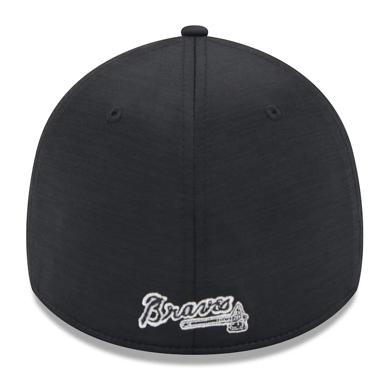 Men's New Era Black Atlanta Braves 2024 Clubhouse 39THIRTY Flex Hat
