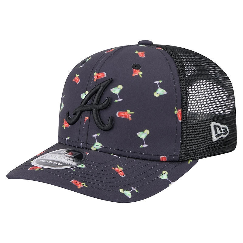 Casquette extensible à bouton-pression noire New Era Atlanta Braves Adventure Drinks Pattern 9SEVENTY pour homme