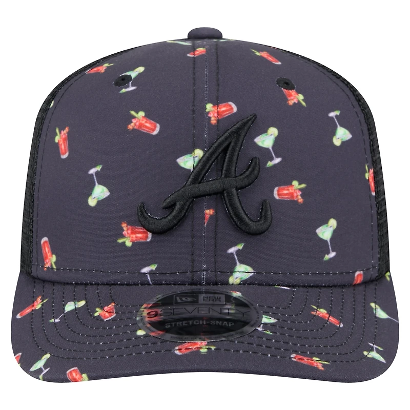 Casquette extensible à bouton-pression noire New Era Atlanta Braves Adventure Drinks Pattern 9SEVENTY pour homme